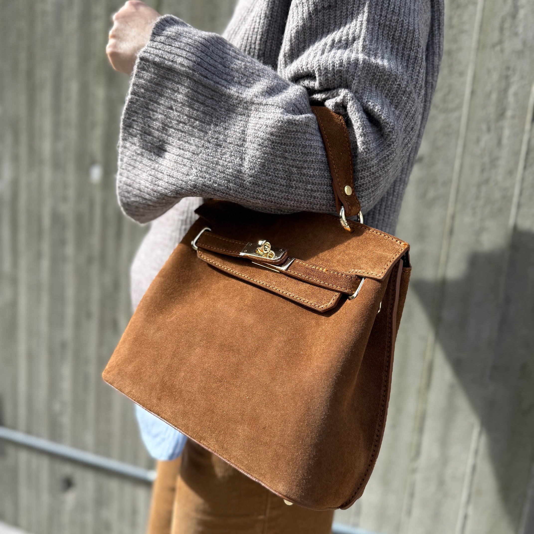 Klassisk semsket skinnveske med spenne, cognac