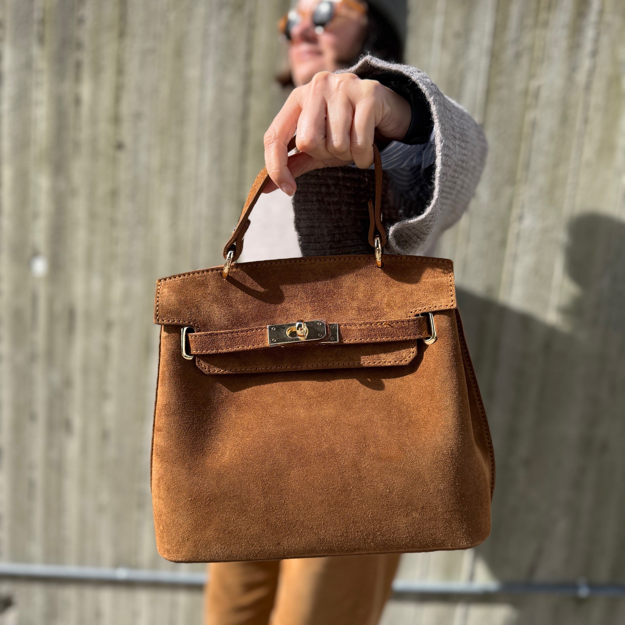Klassisk semsket skinnveske med spenne, cognac