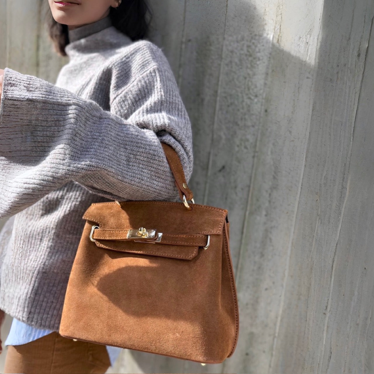 Klassisk semsket skinnveske med spenne, cognac