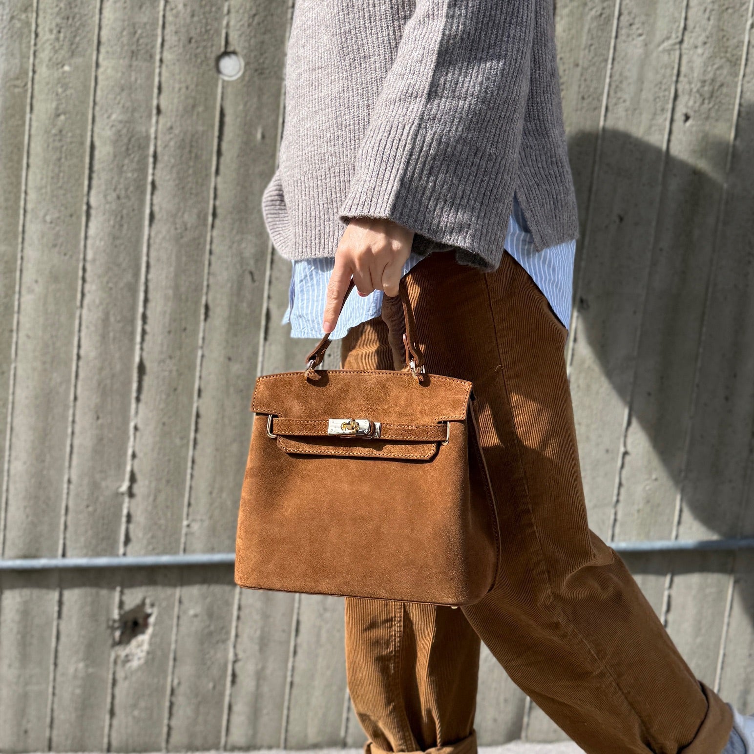Klassisk semsket skinnveske med spenne, cognac