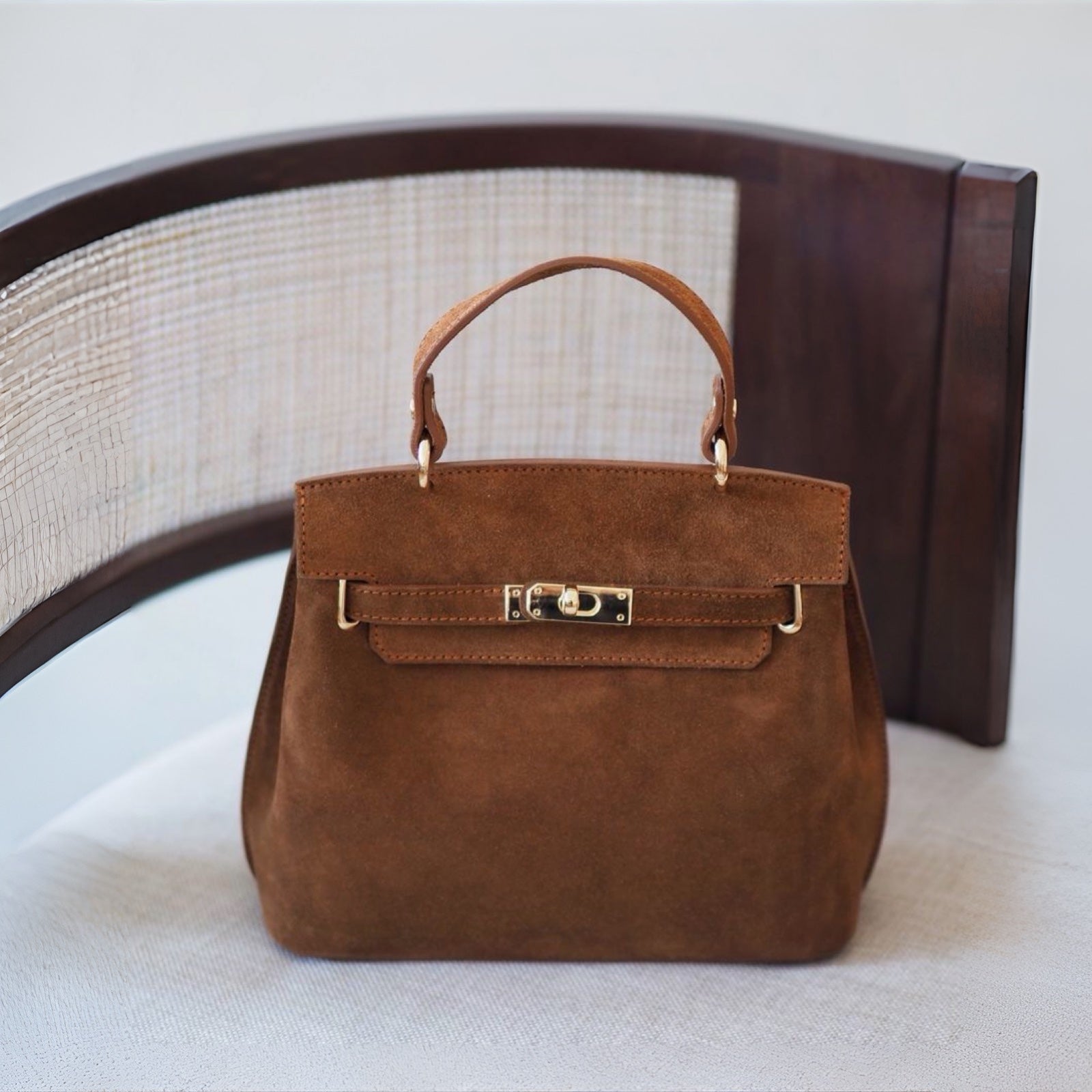 Klassisk semsket skinnveske med spenne, cognac