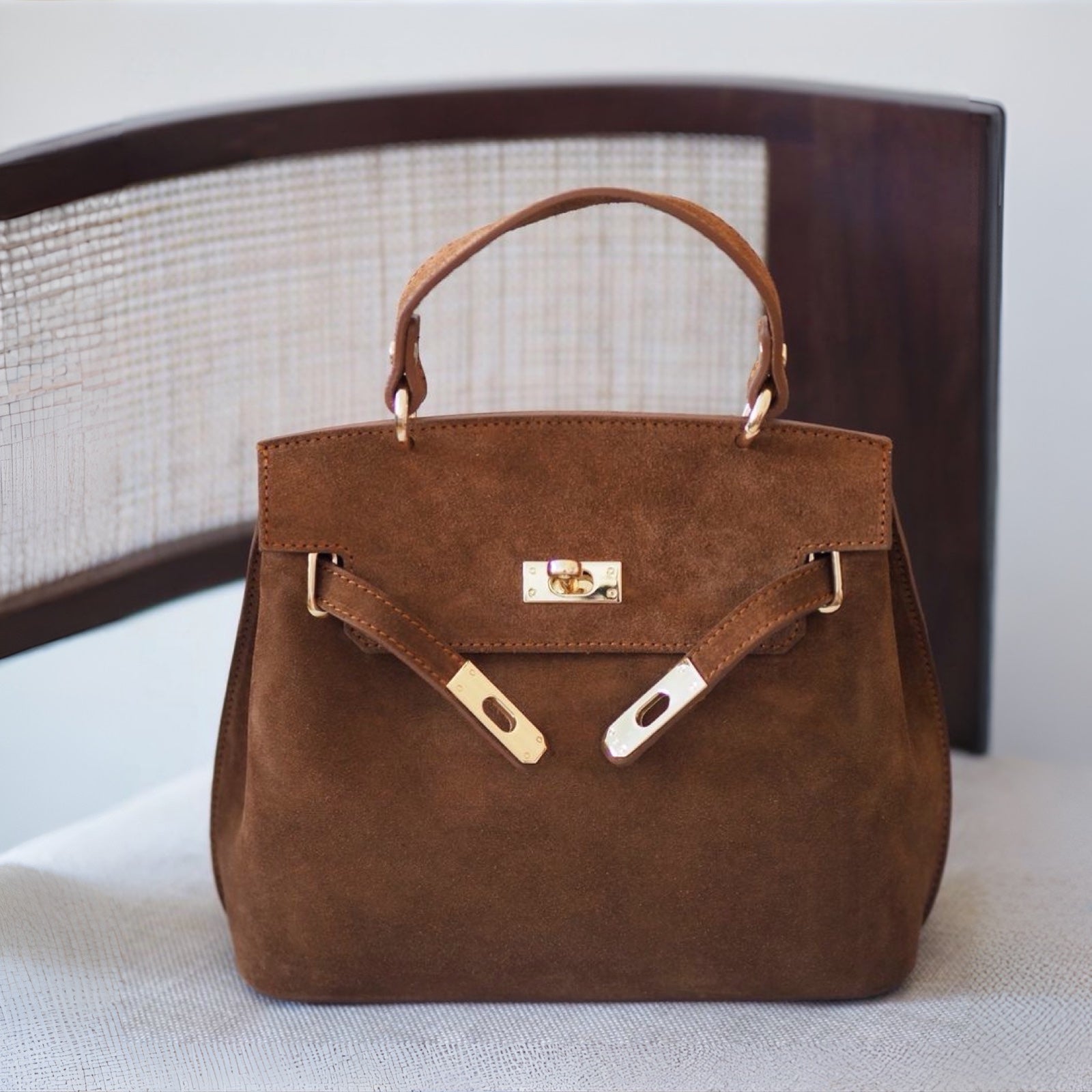 Klassisk semsket skinnveske med spenne, cognac