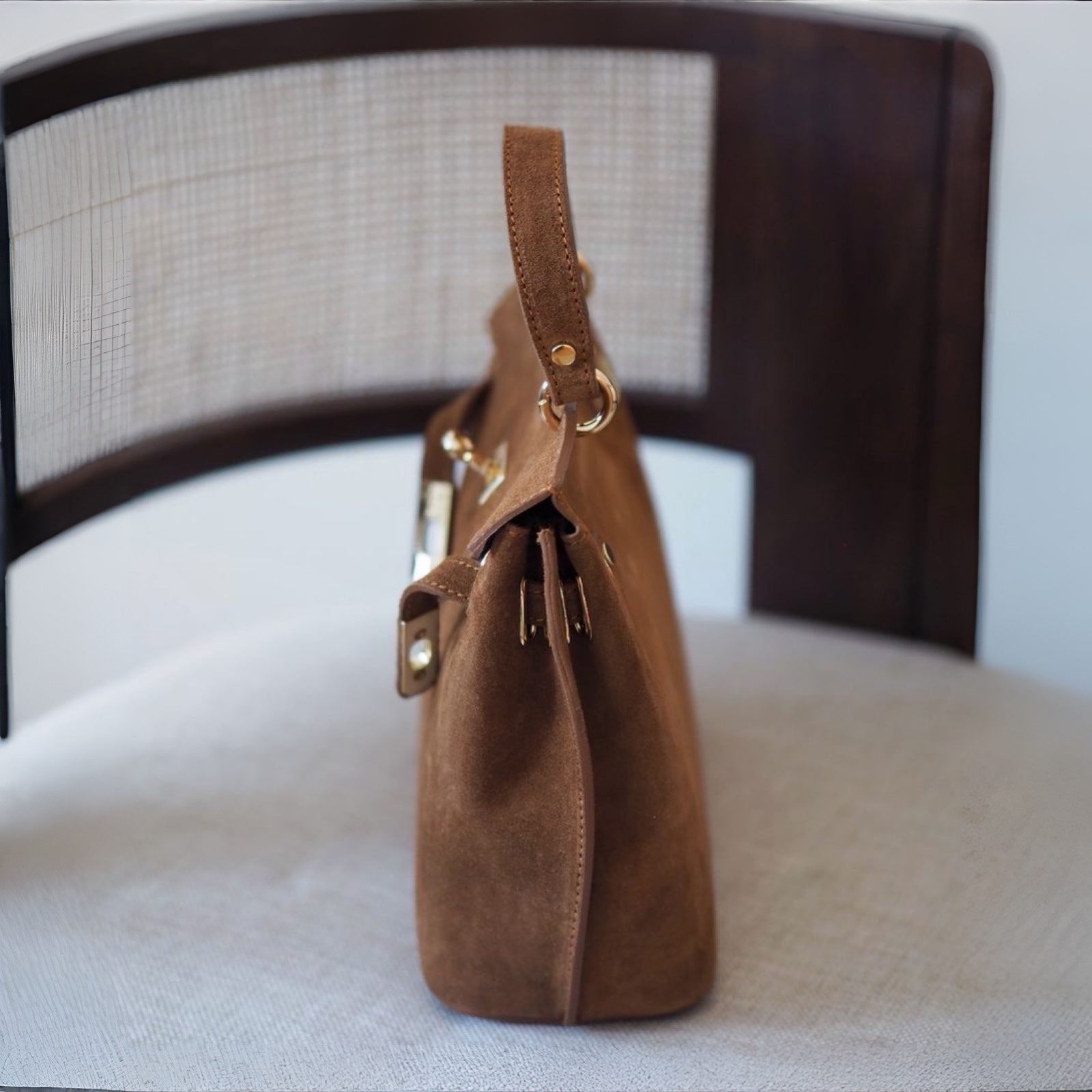 Klassisk semsket skinnveske med spenne, cognac