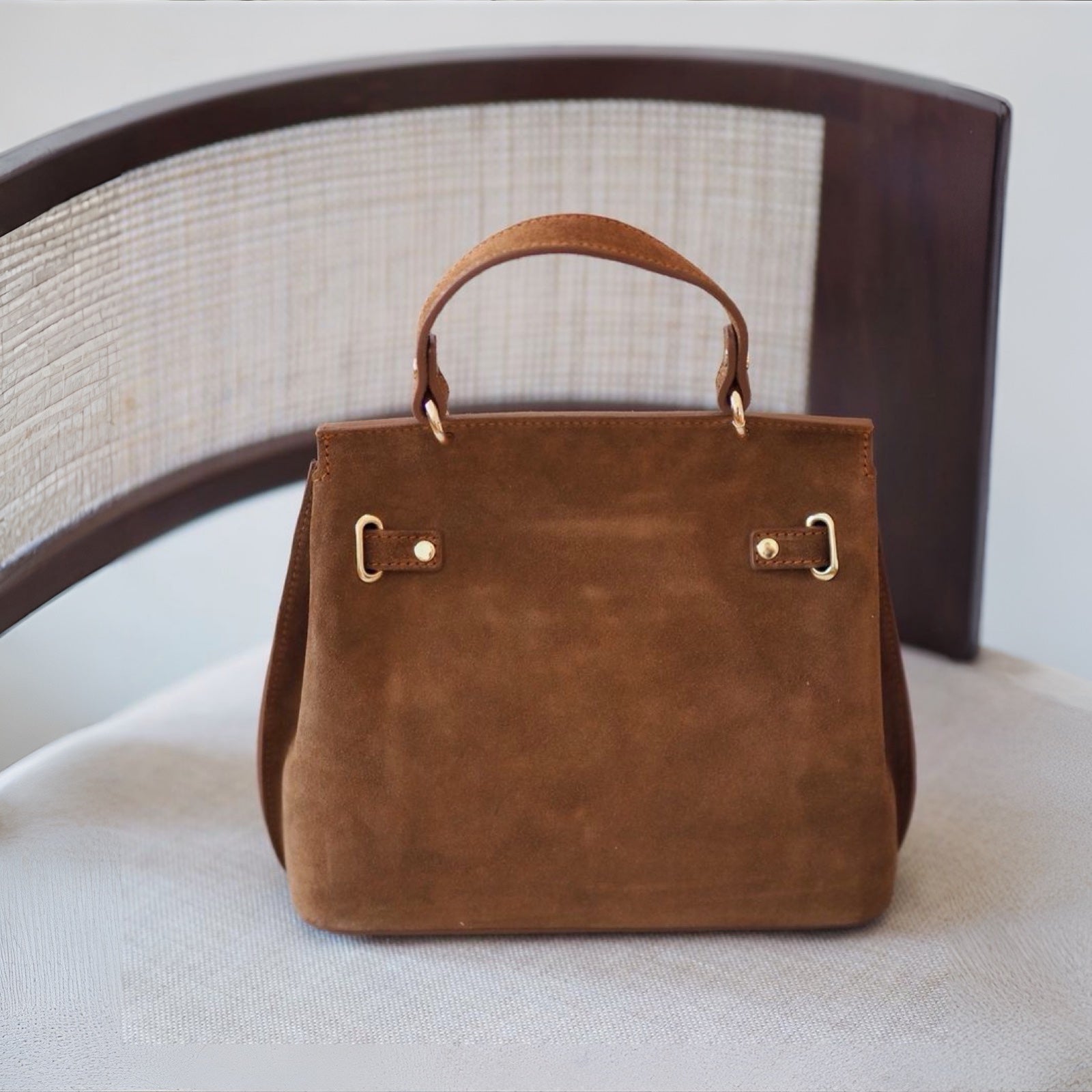 Klassisk semsket skinnveske med spenne, cognac