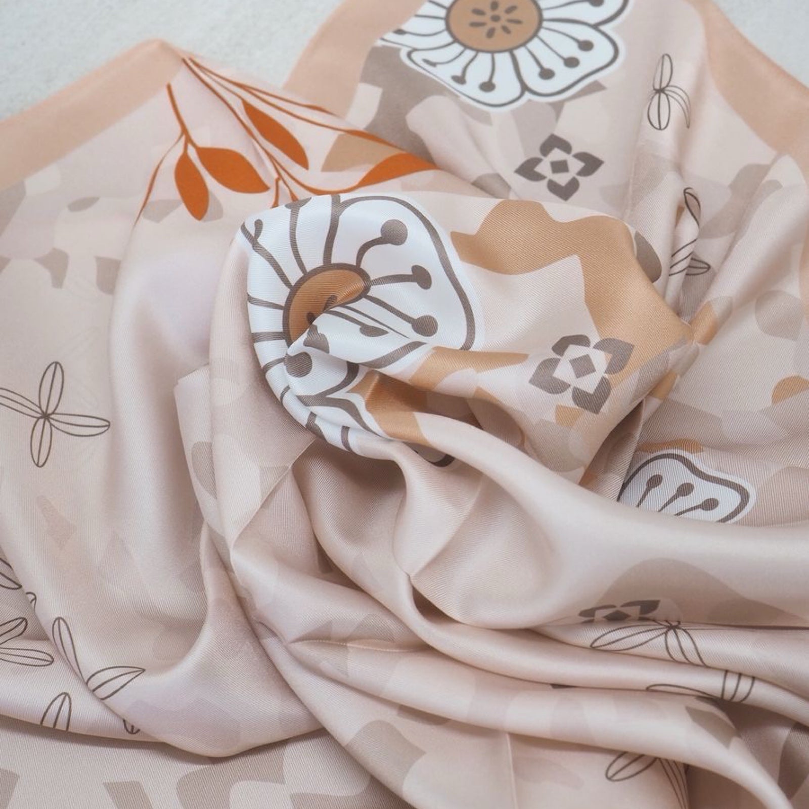 Silkeskjerf stort, i beige fargetoner