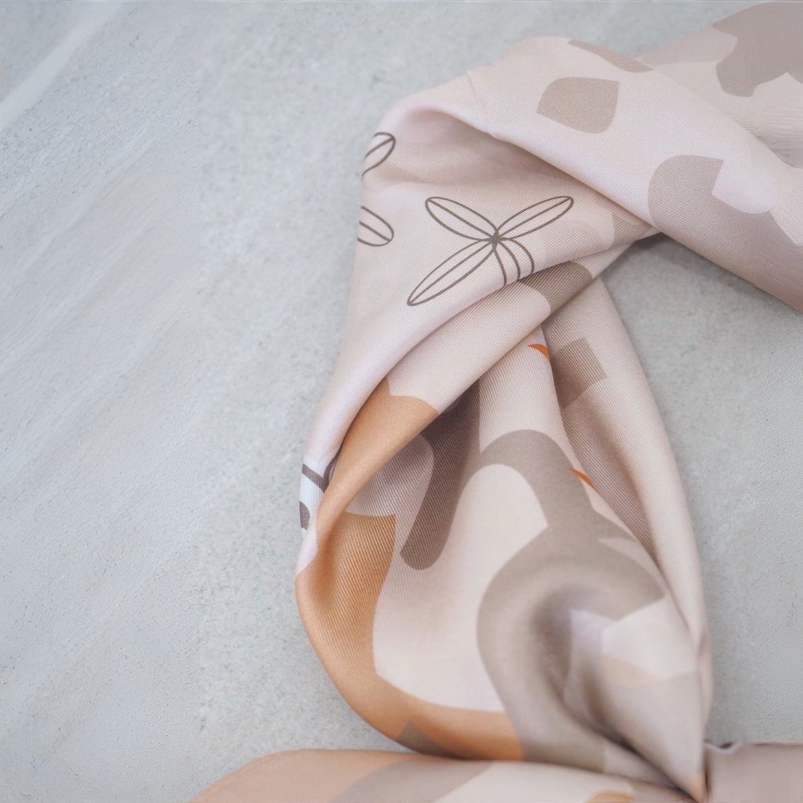 Silkeskjerf stort, i beige fargetoner
