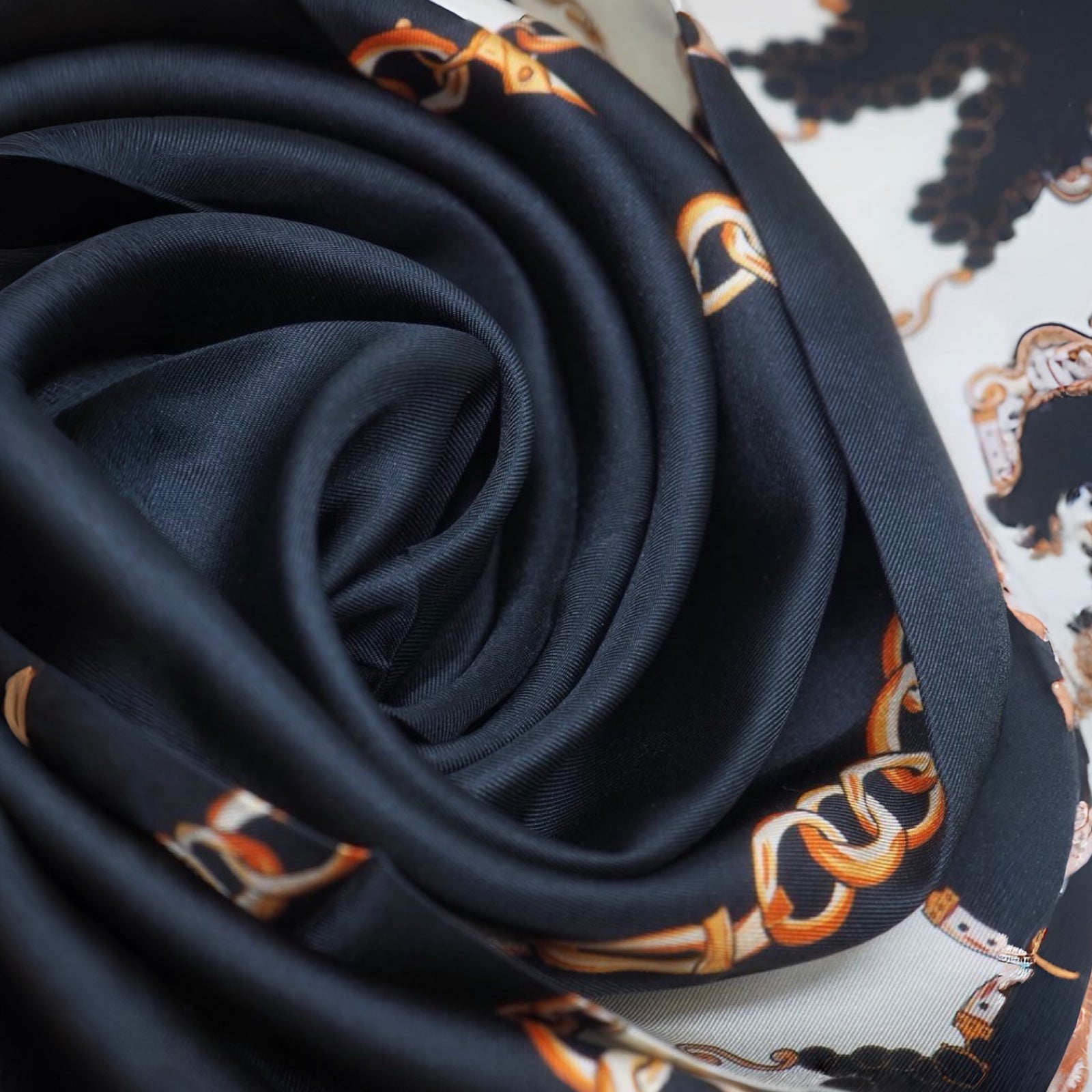 Silkeskjerf stort, svart og off-white