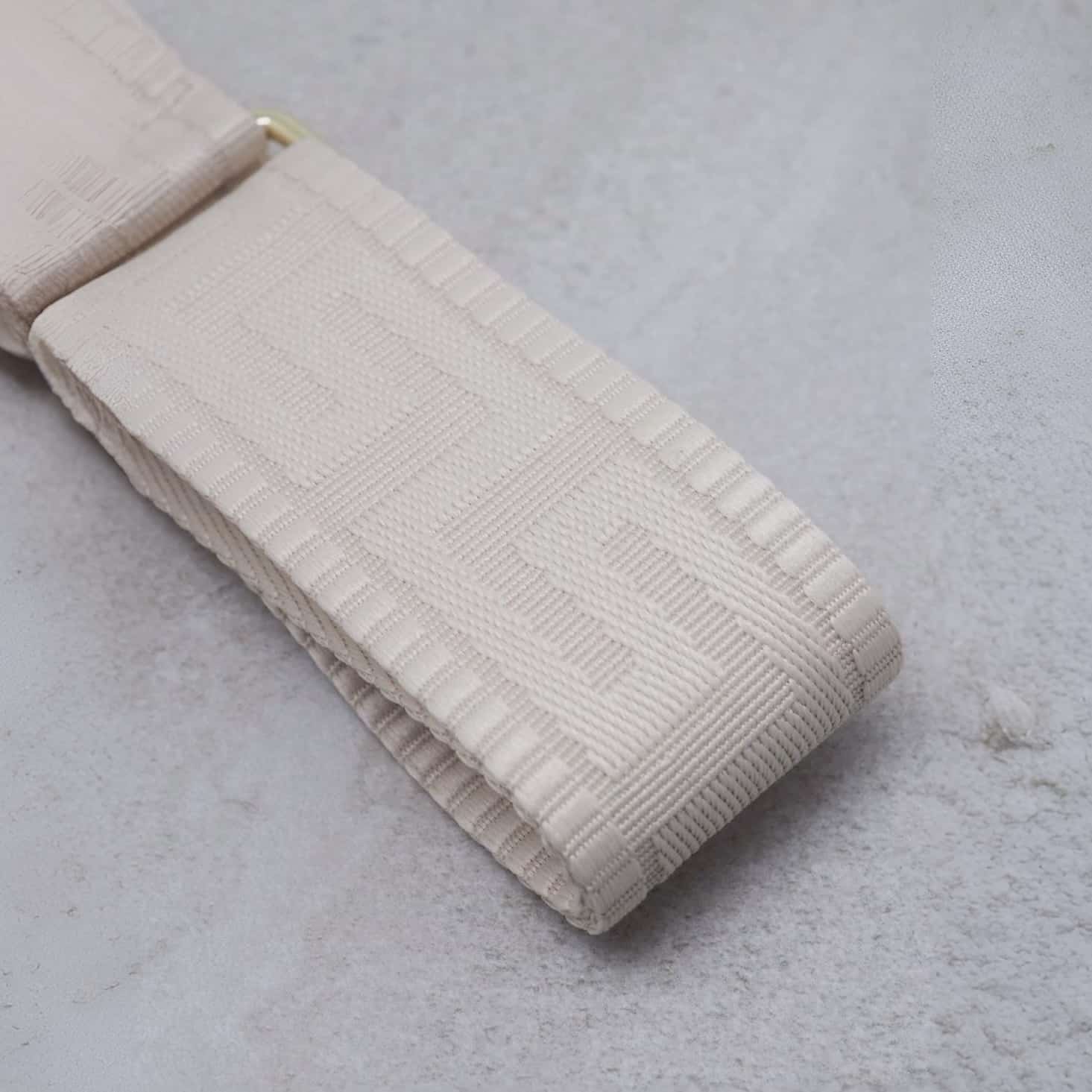 Veskestropp med skinndetaljer, gresk mønster - off-white