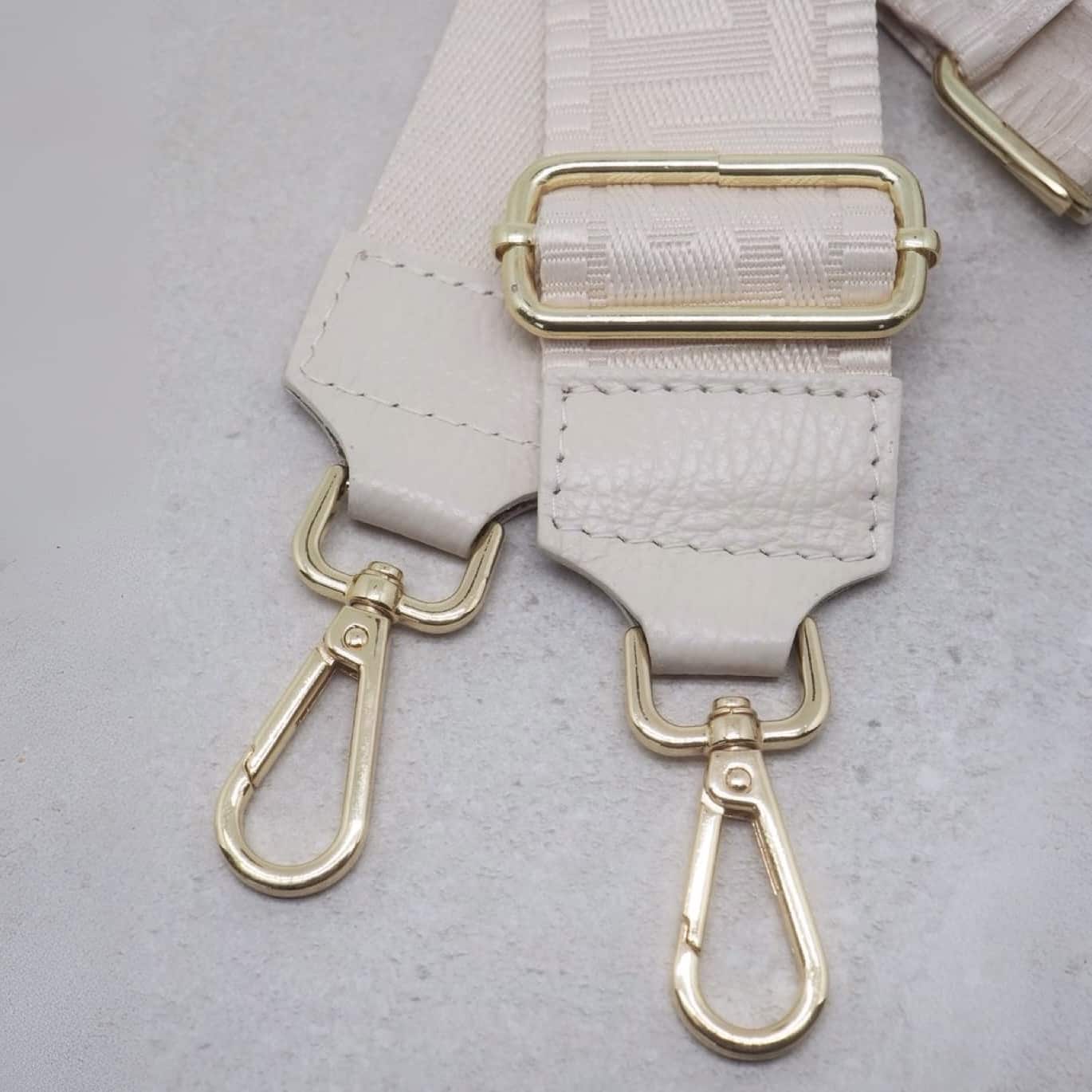 Veskestropp med skinndetaljer, gresk mønster - off-white