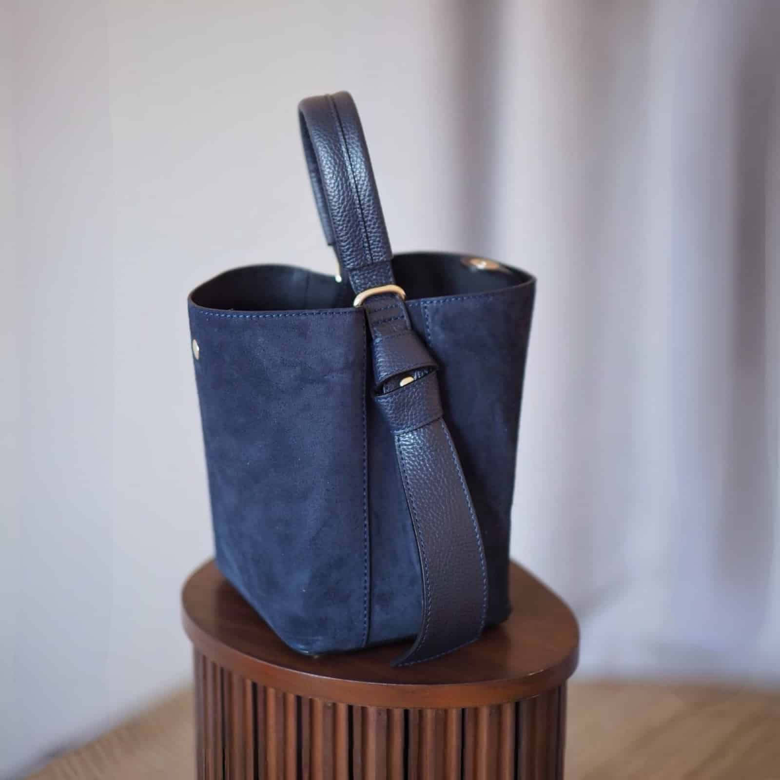 Bucket bag, semsket mørkeblå