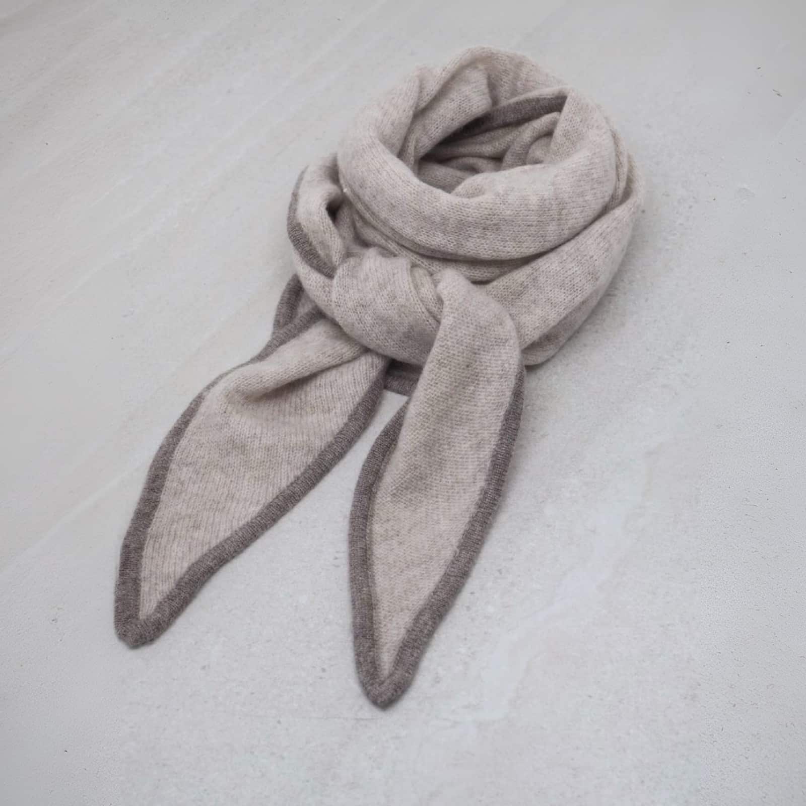 Trekantskjerf to-farget beige og brun