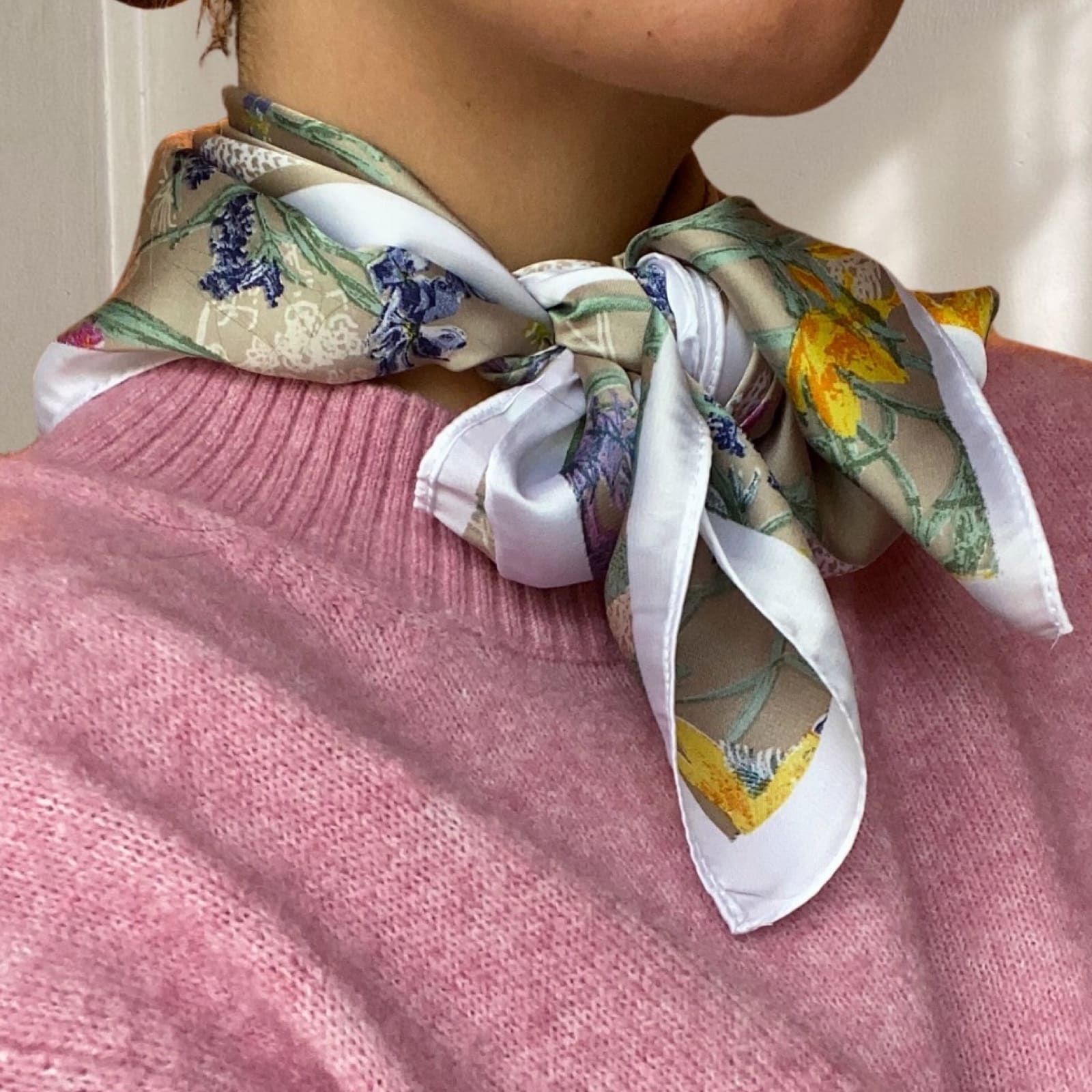Satengskjerf beige og pastellfarger