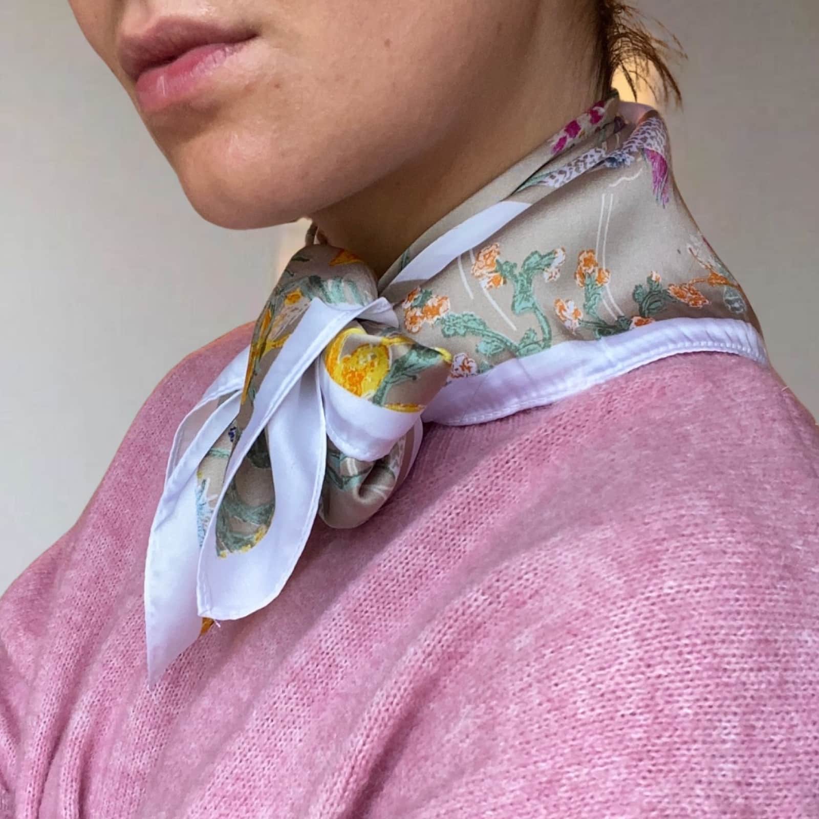 Satengskjerf beige og pastellfarger