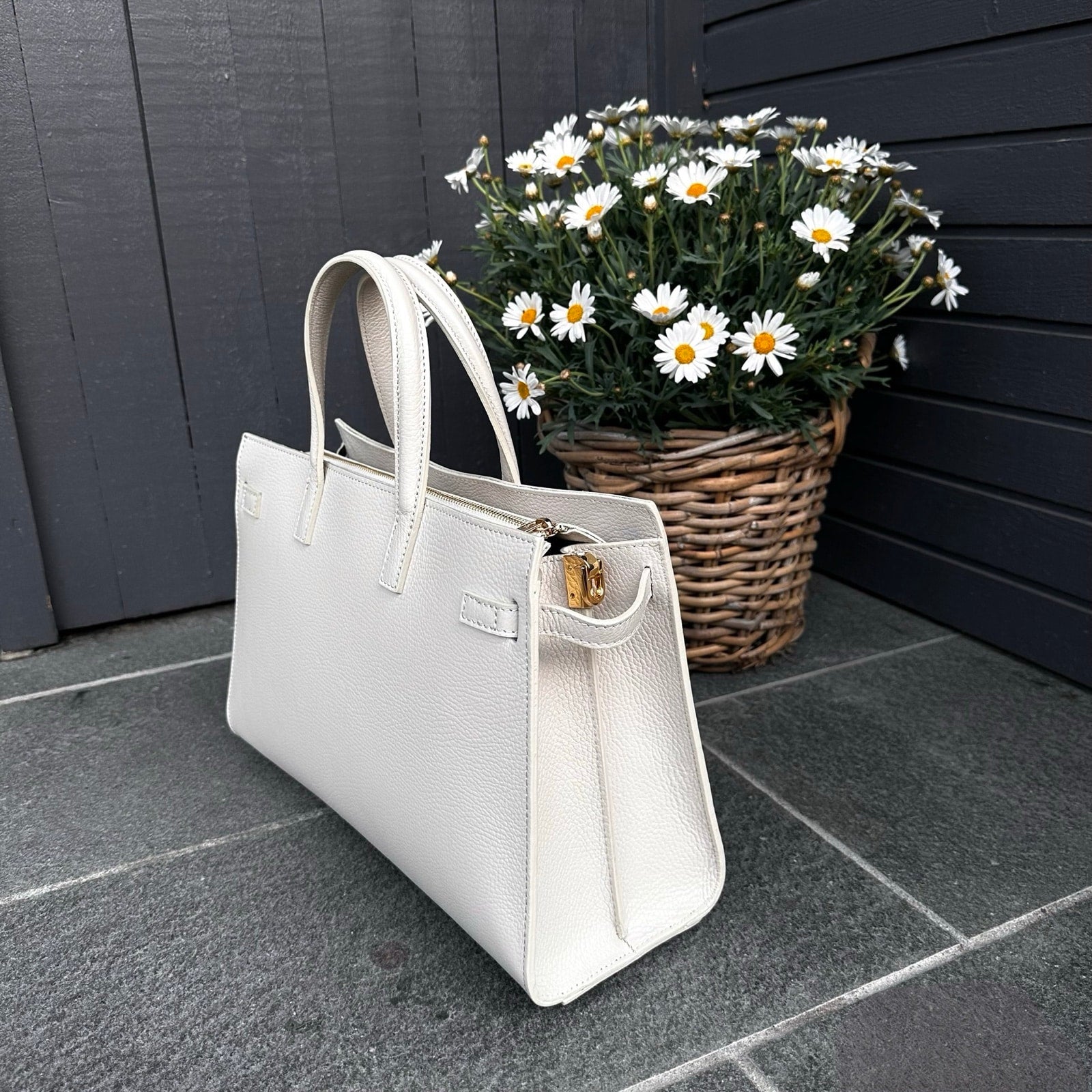 Stor klassisk skinnveske med plass til PC, beige