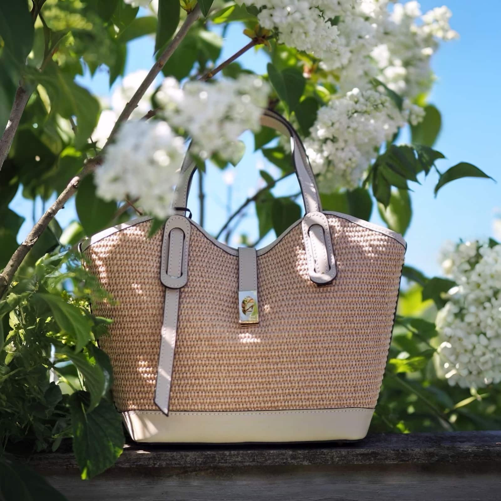 Klassisk raffiaveske med beige skinndetaljer