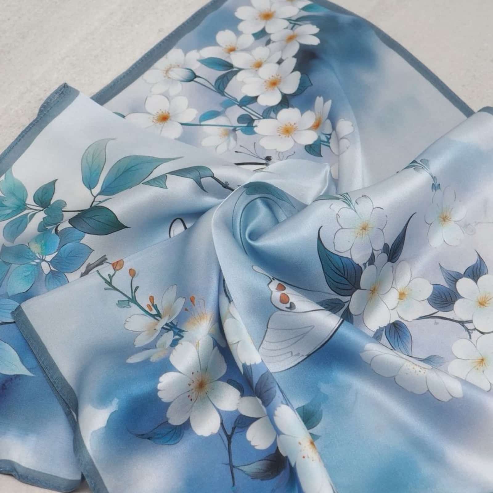 Silkeskjerf mini, blåtoner med kirsebærblomster