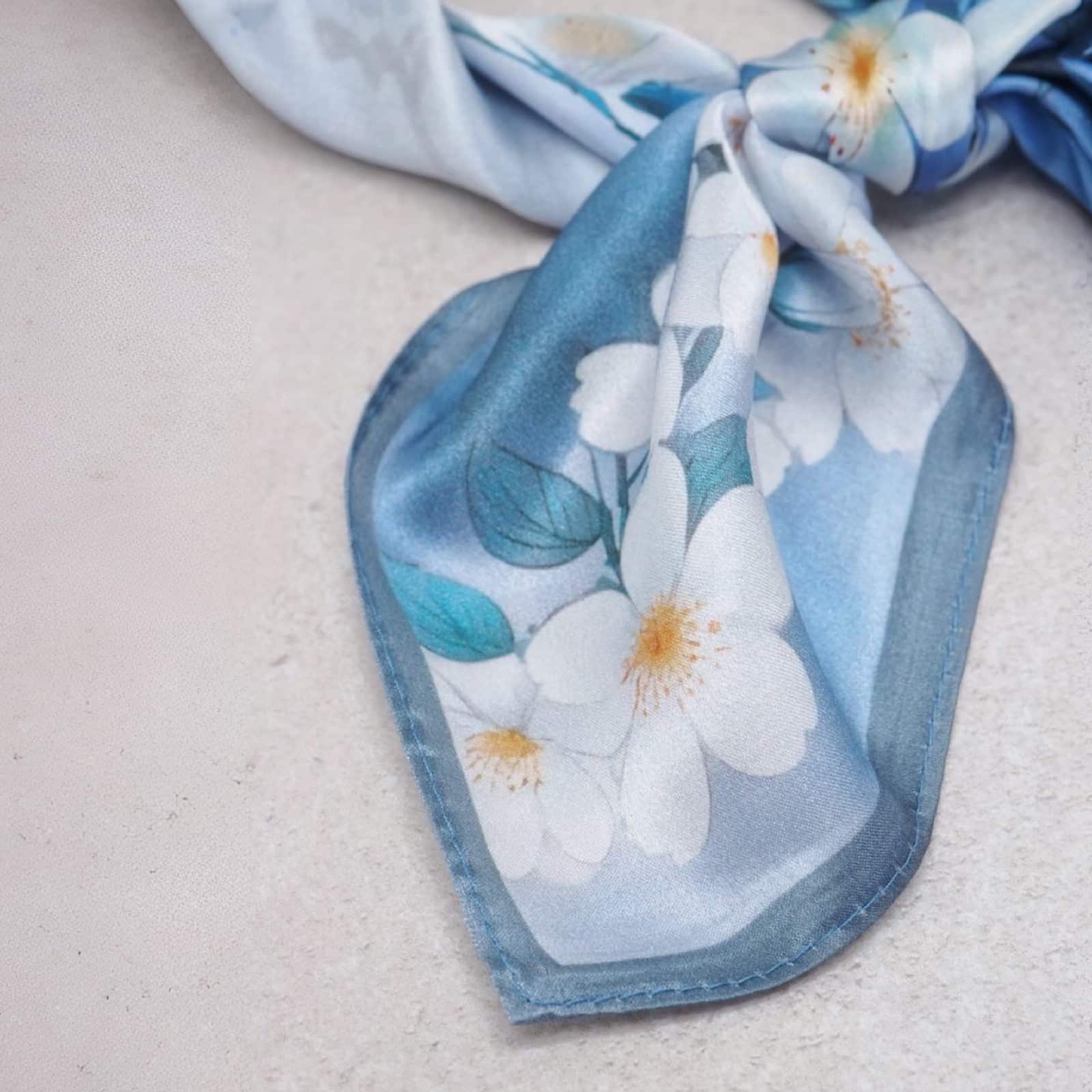 Silkeskjerf mini, blåtoner med kirsebærblomster