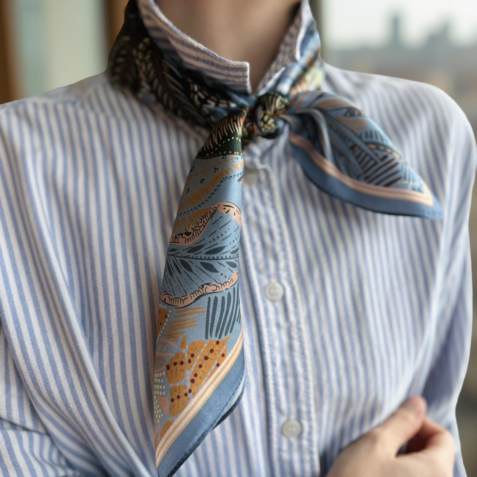 Silkeskjerf 70x70, blå og brun