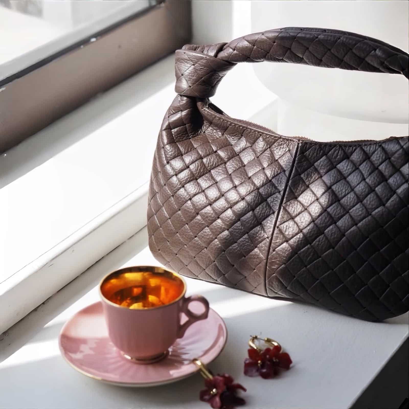 Sienna Twist – flettet skinnveske, mørkebrun