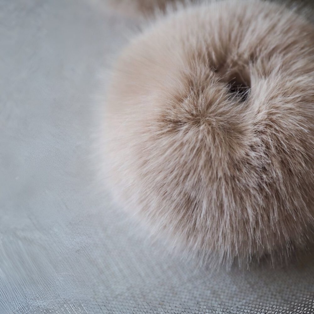Mansjetter i fuskepels beige