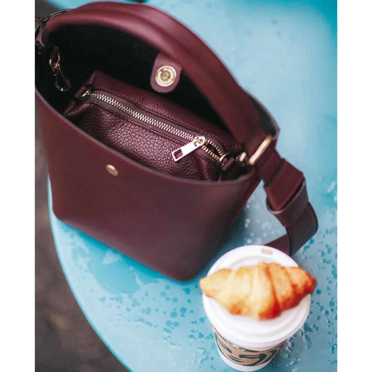 Bucket bag, bordeaux