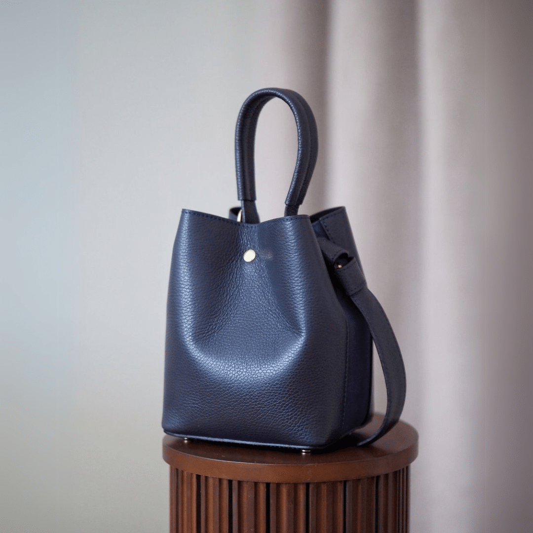Bucket Bag i mørkeblått skinn