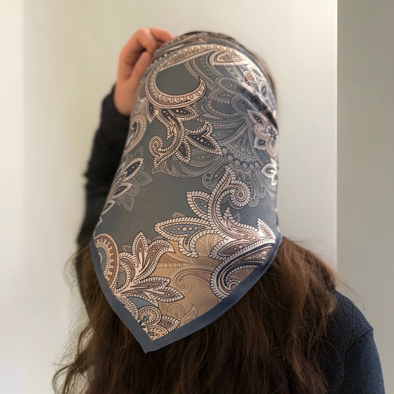 Silkeskjerf mini, beige og blåmønstret