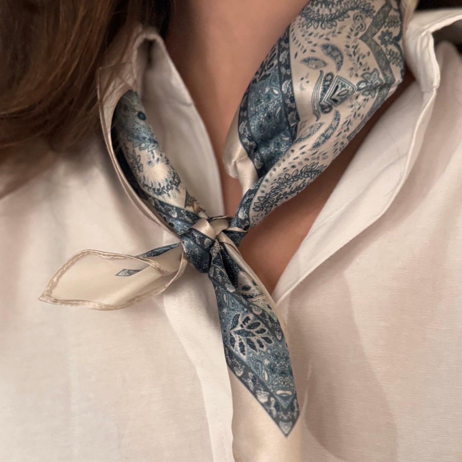 Silkeskjerf mini, lyseblå/off-white mønster
