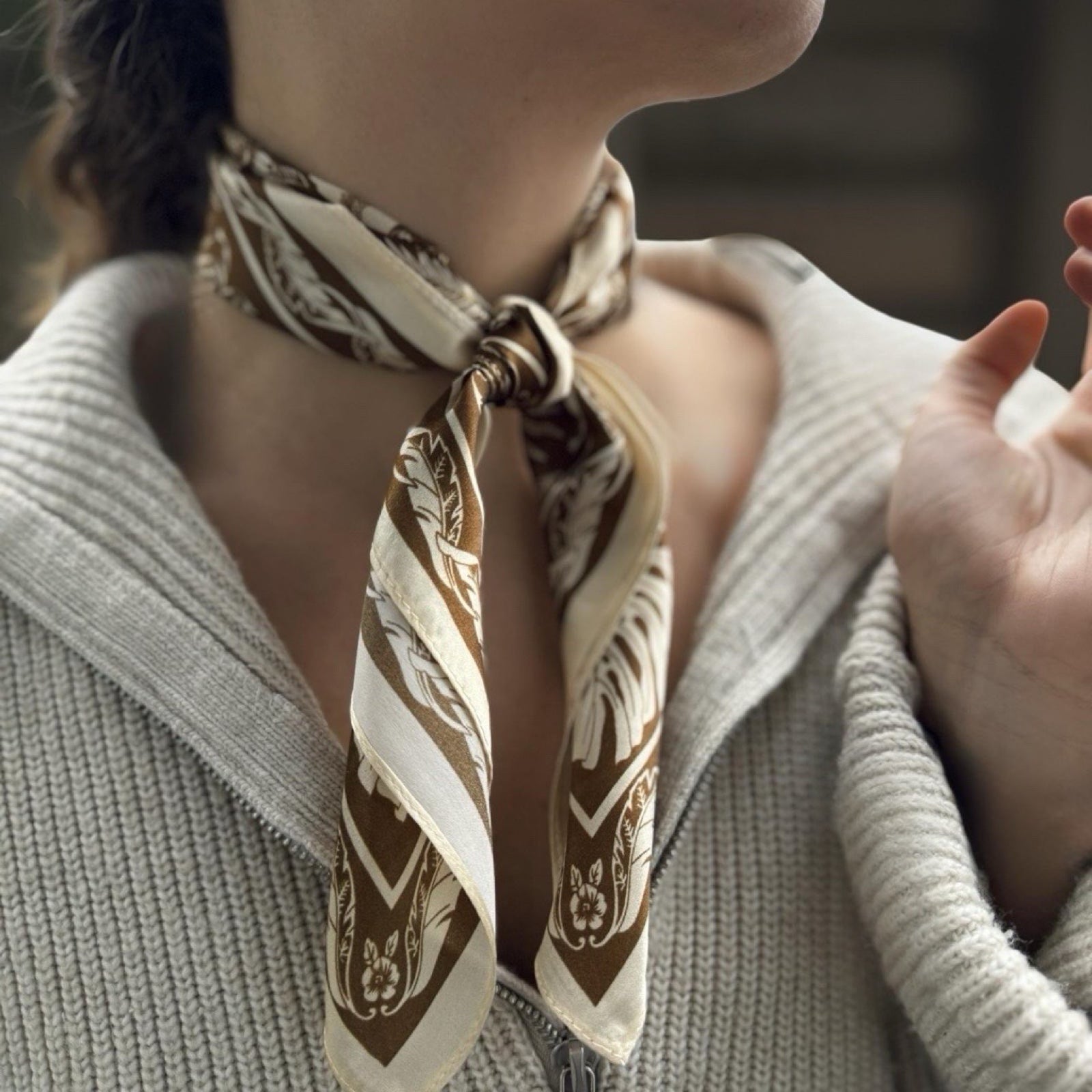 Silkeskjerf mini, brun og beige med mønster