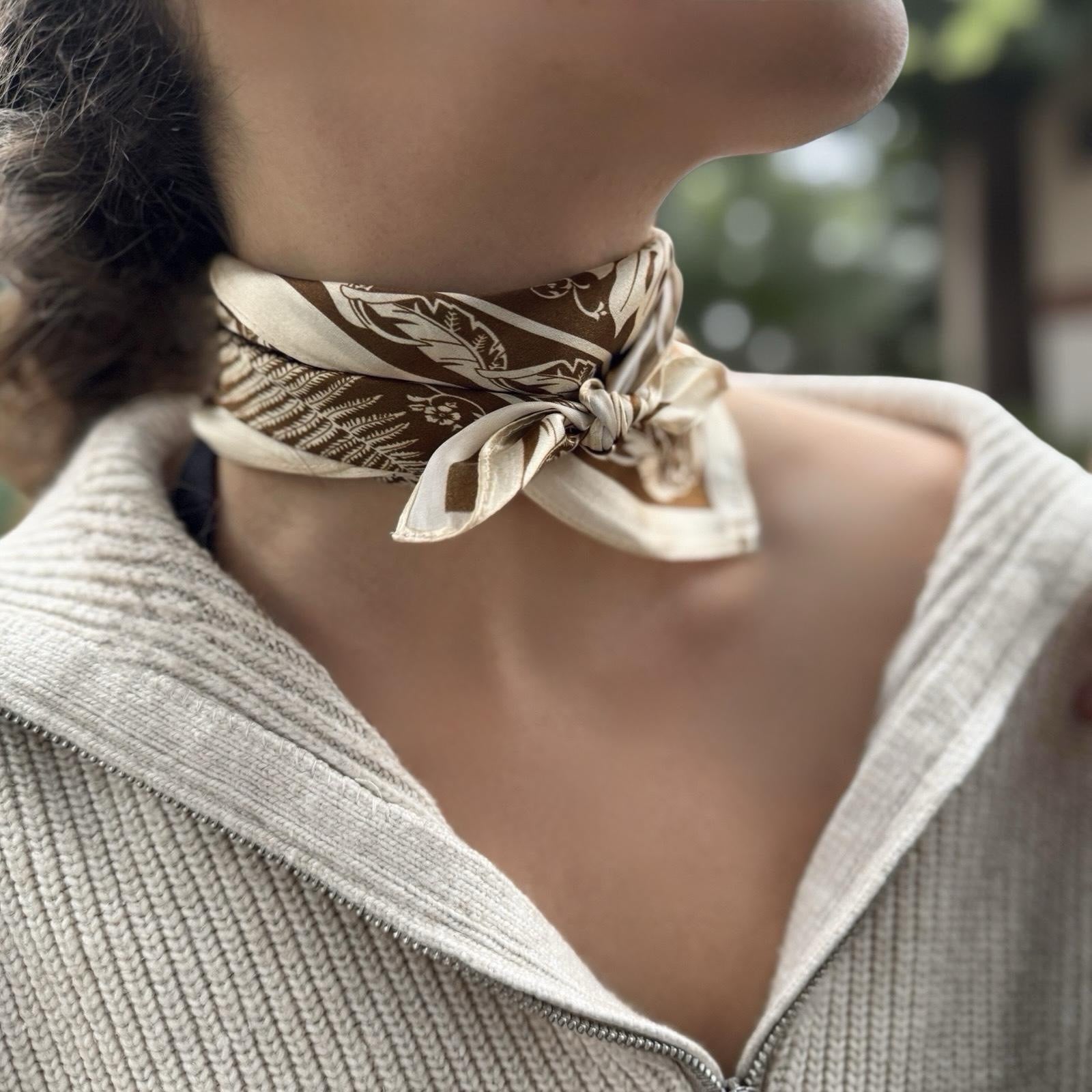 Silkeskjerf mini, brun og beige med mønster