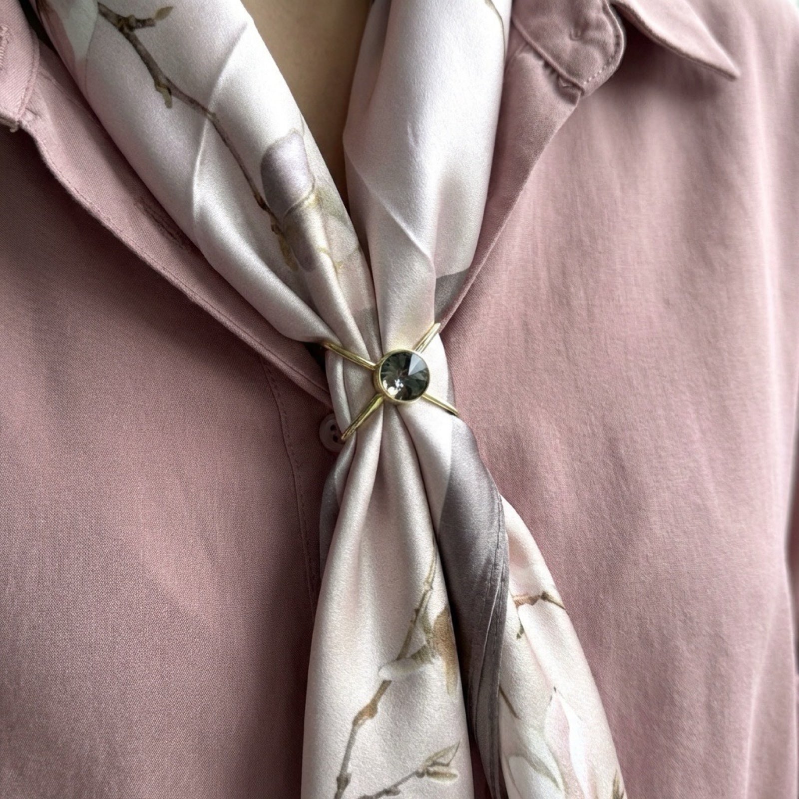 Silkeskjerf 70x70, beige og lyserosa med kirsebærblomster
