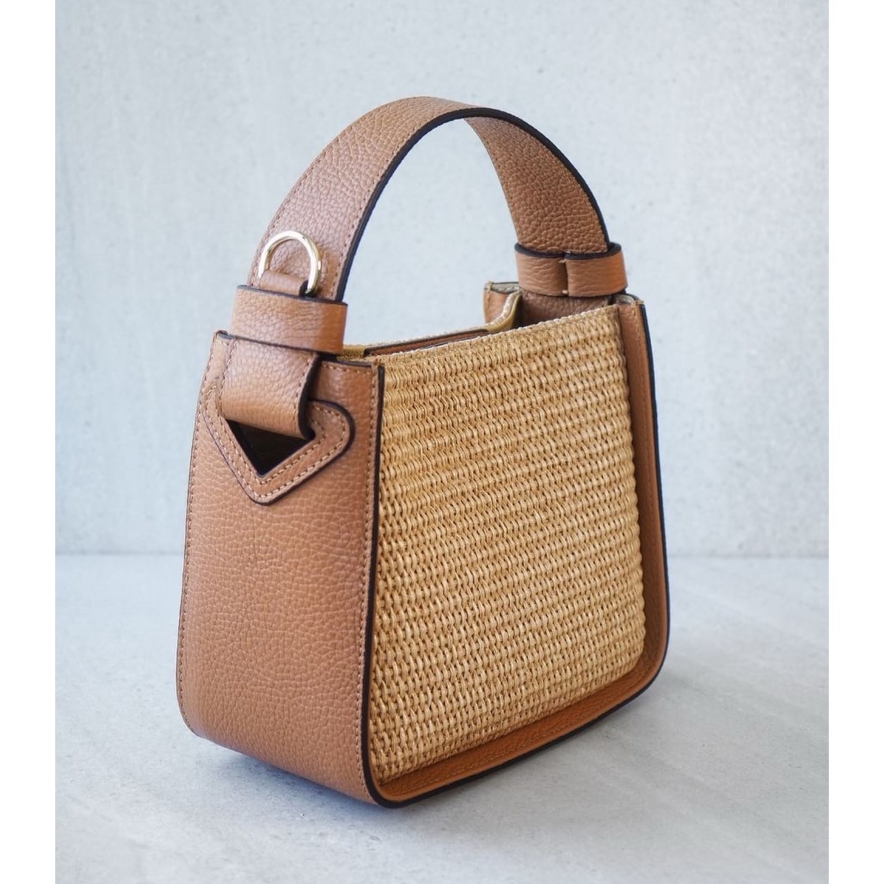Raffia bøtteveske med skinndetaljer, cognac
