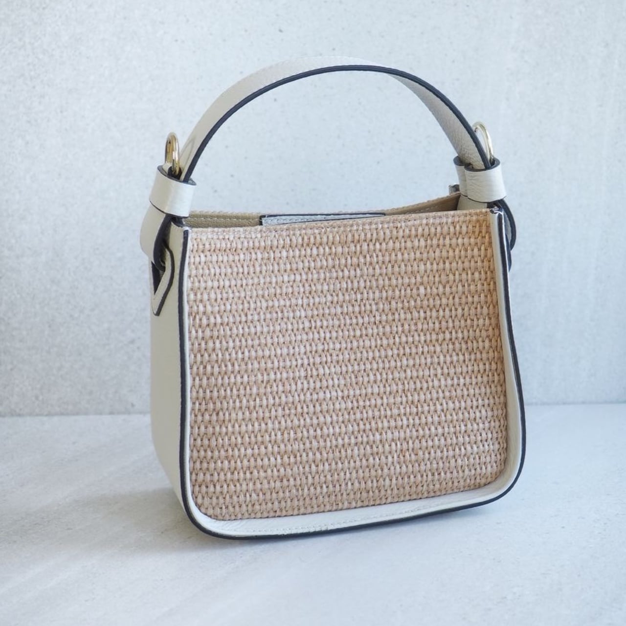 Raffia bøtteveske med skinndetaljer, beige