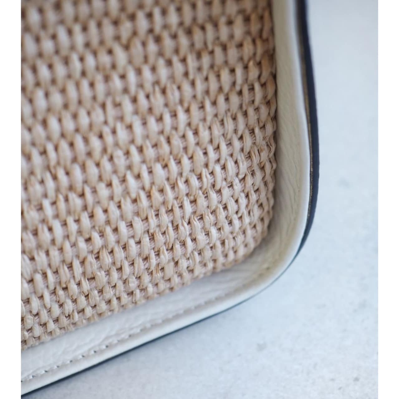 Raffia bøtteveske med skinndetaljer, beige