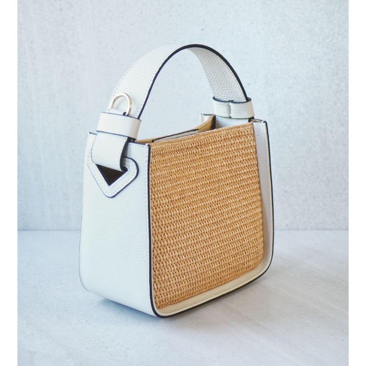 Raffia bøtteveske med skinndetaljer, beige
