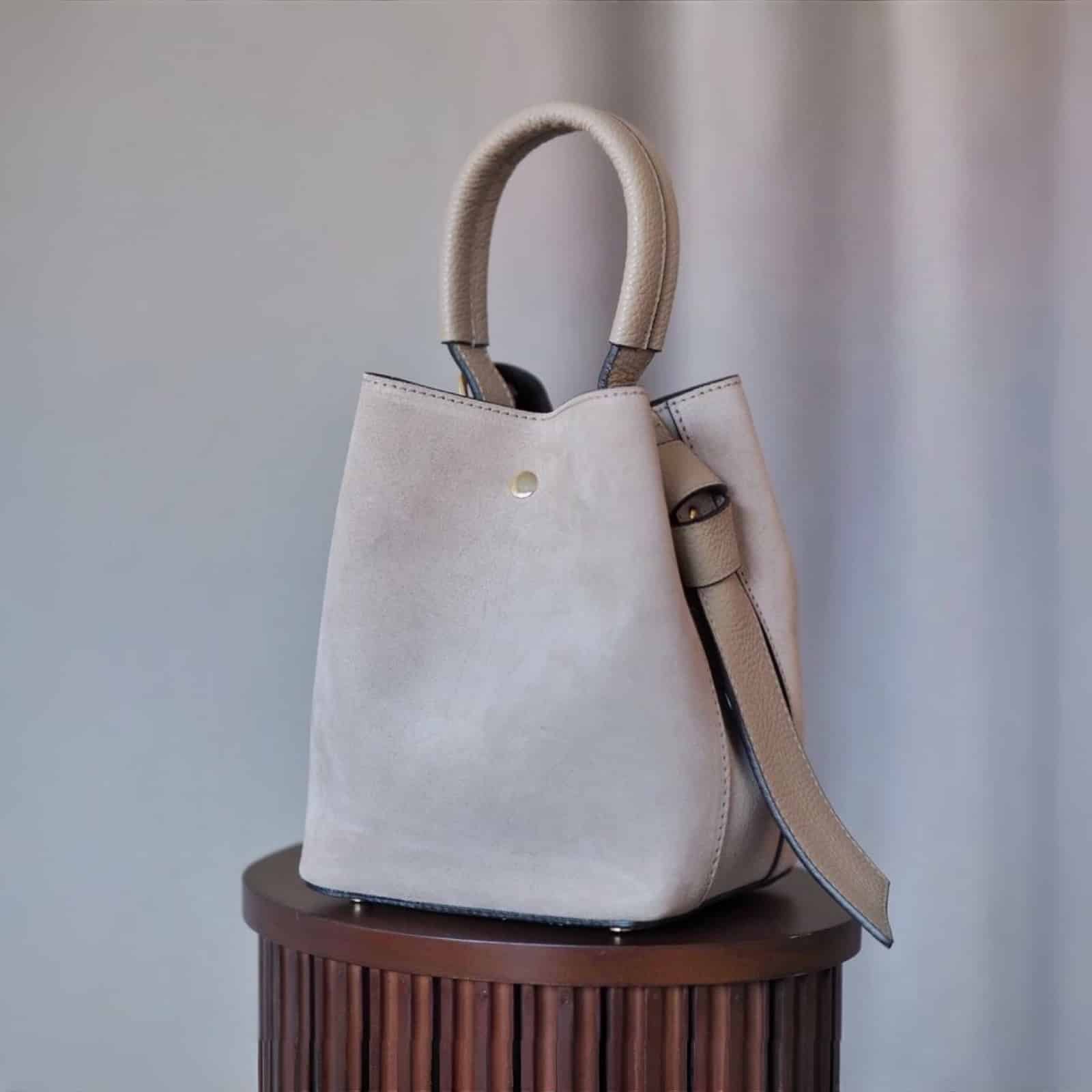Bucket bag, semsket lys beige