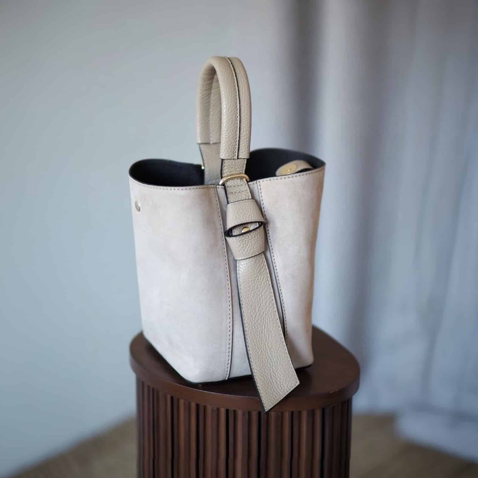 Bucket bag, semsket lys beige