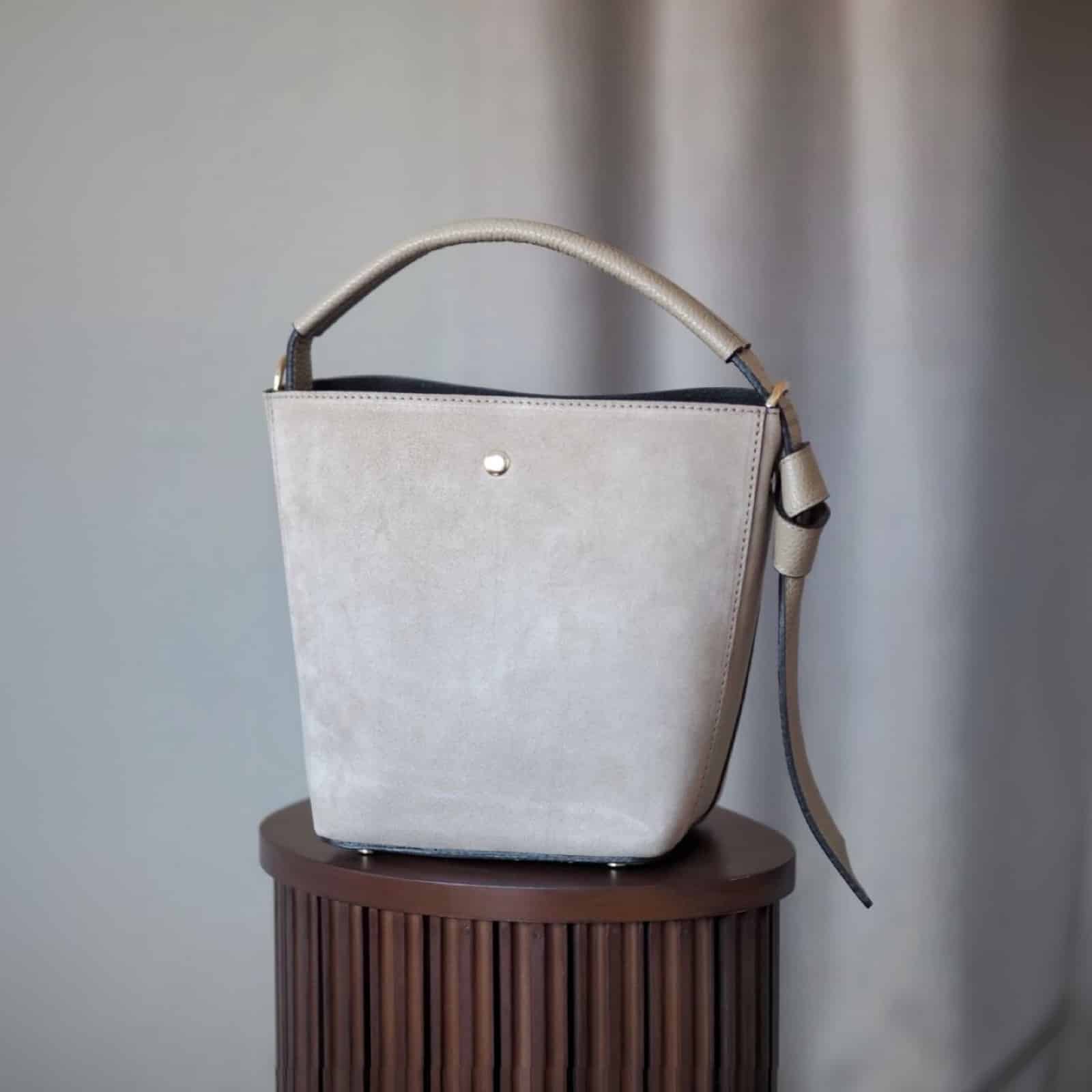 Bucket bag, semsket lys beige