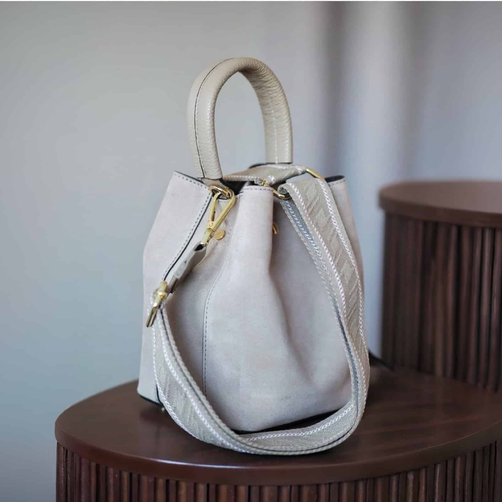 Bucket bag, semsket lys beige