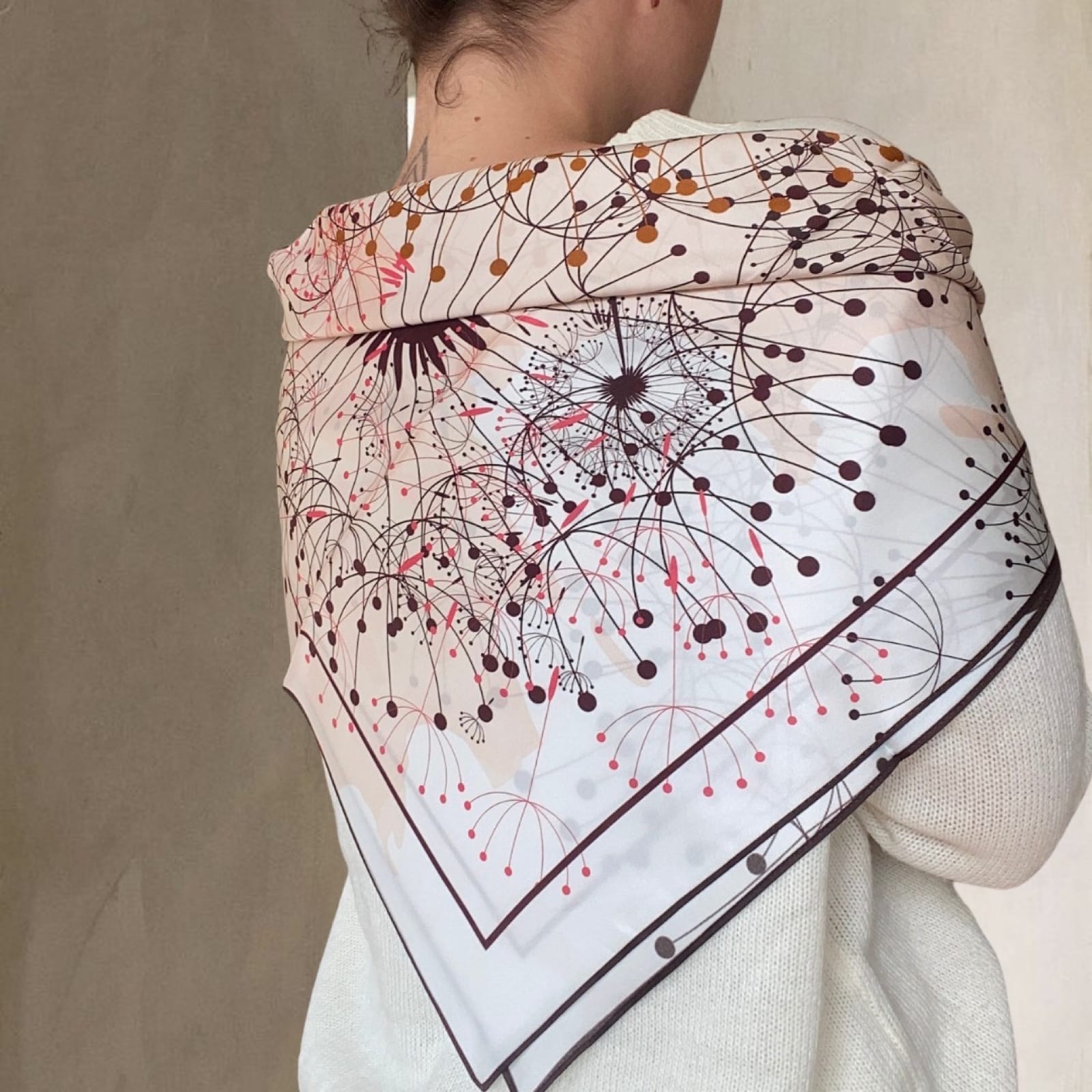 Silkeskjerf stort, i off-white, lyseblå og rosa fargetoner