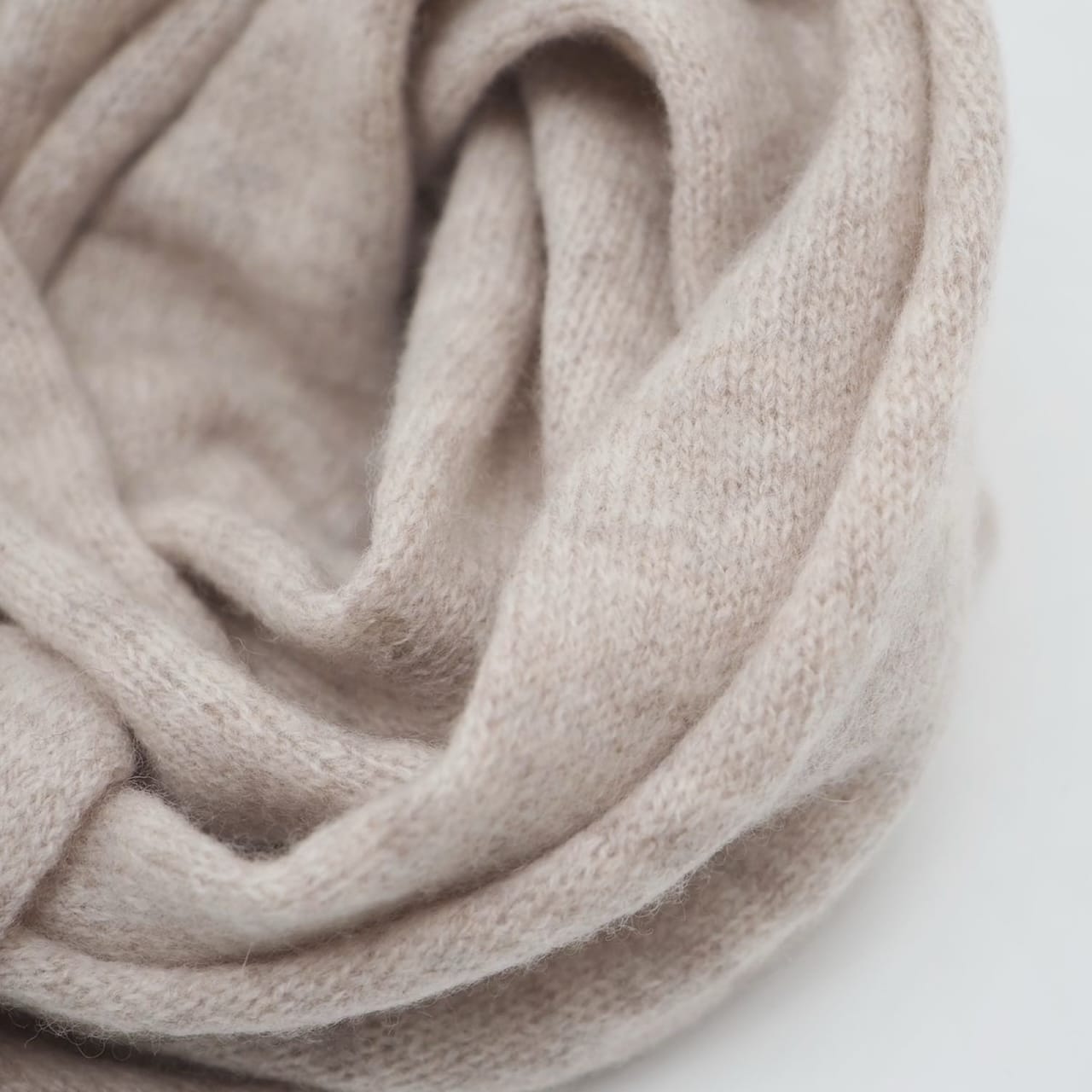 Trekantskjerf i 100% merinoull, melert beige