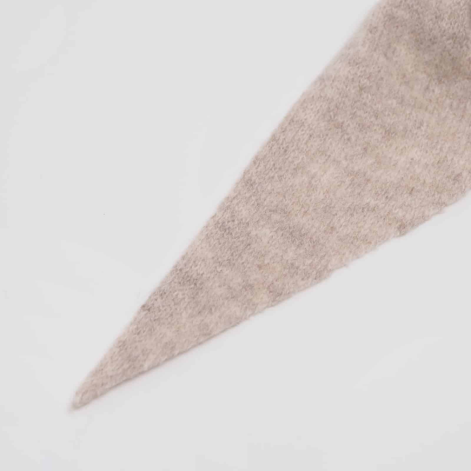 Trekantskjerf i 100% merinoull, melert beige