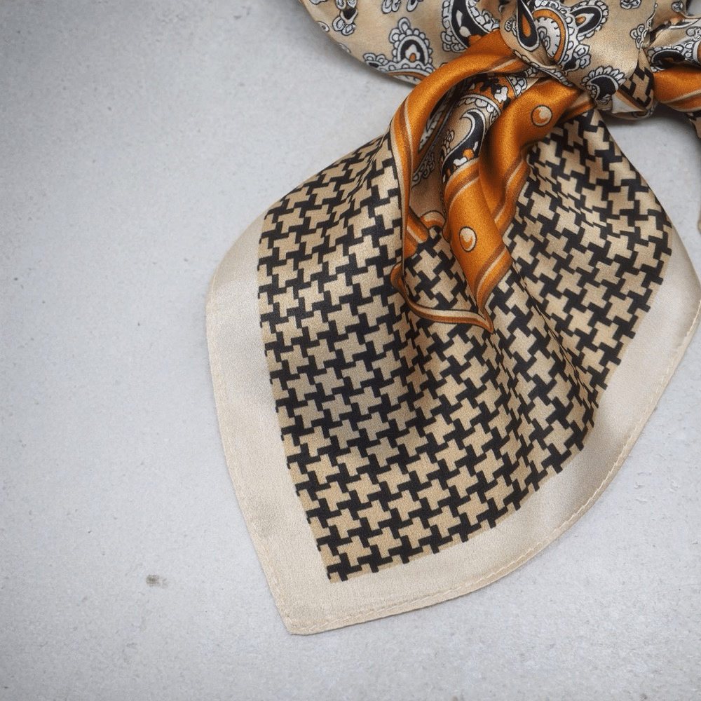 Silkeskjerf 70x70, beige og cognac