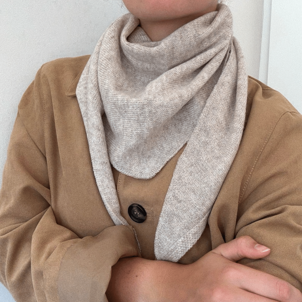 Trekantskjerf i 100% merinoull, melert beige