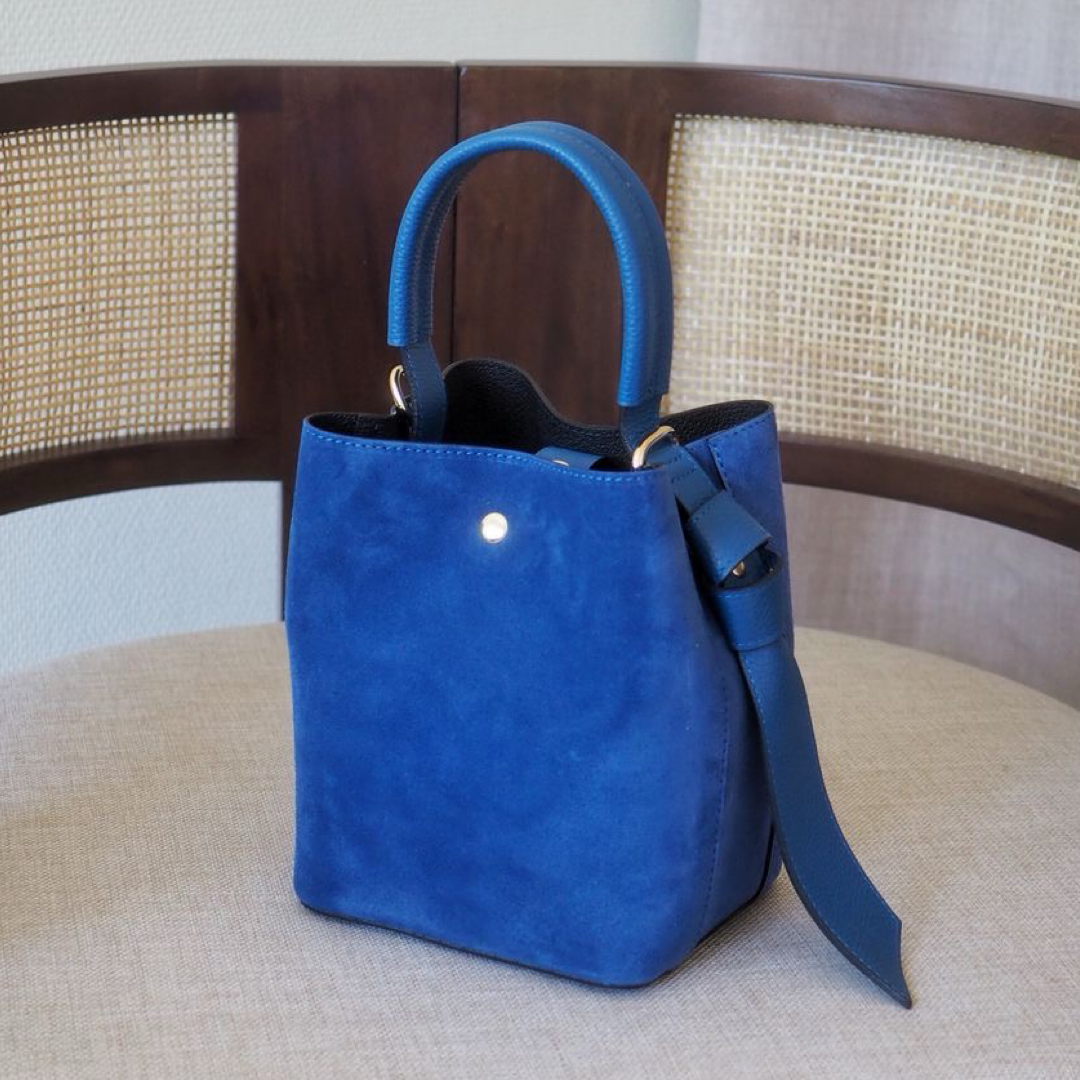 Bucket bag, semsket sterk blå