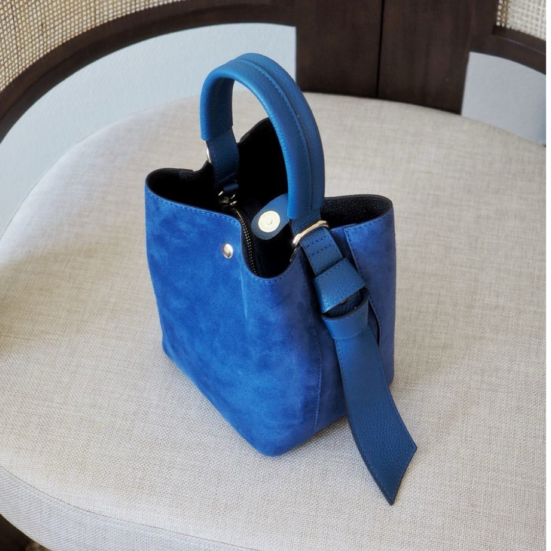Bucket bag, semsket sterk blå
