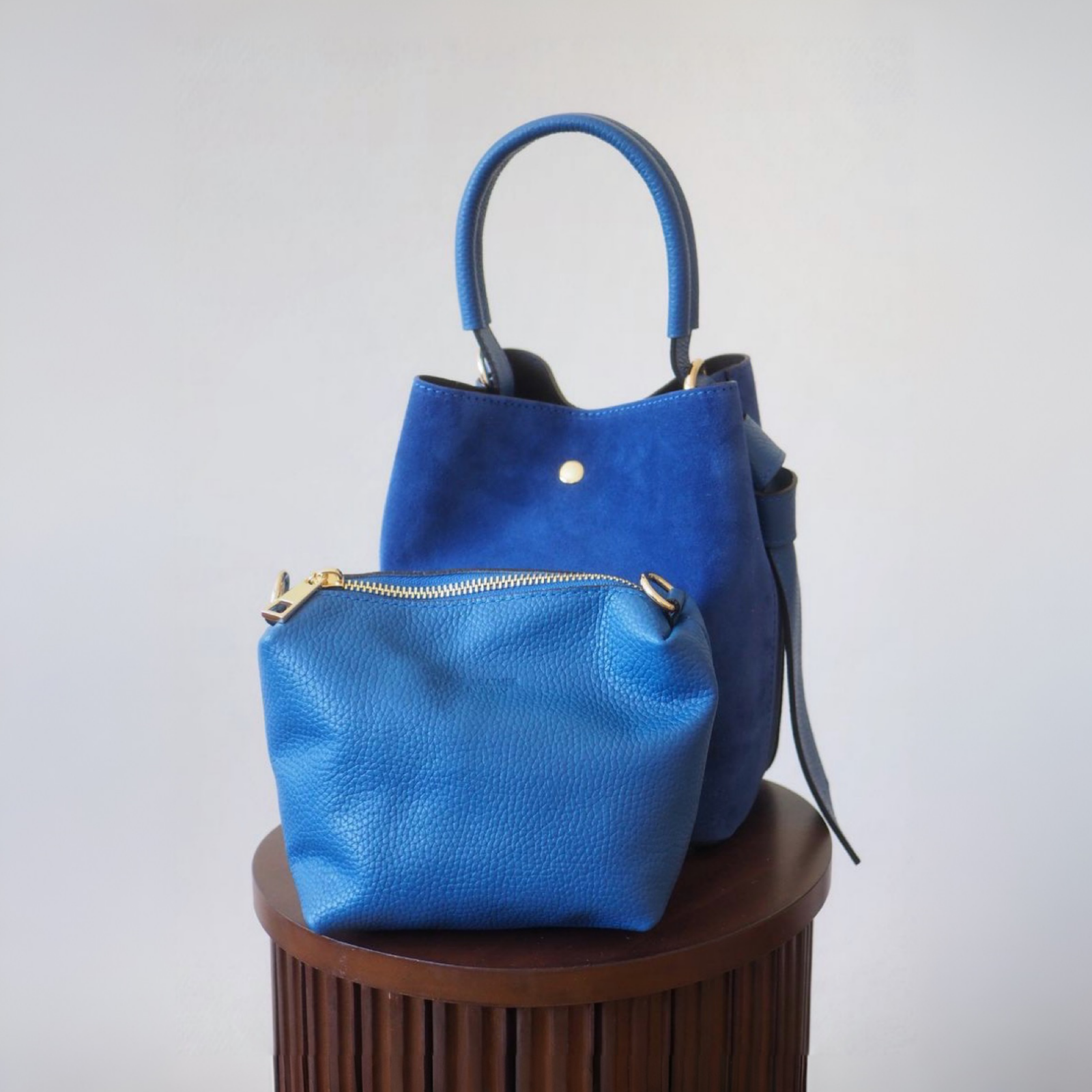 Bucket bag, semsket sterk blå