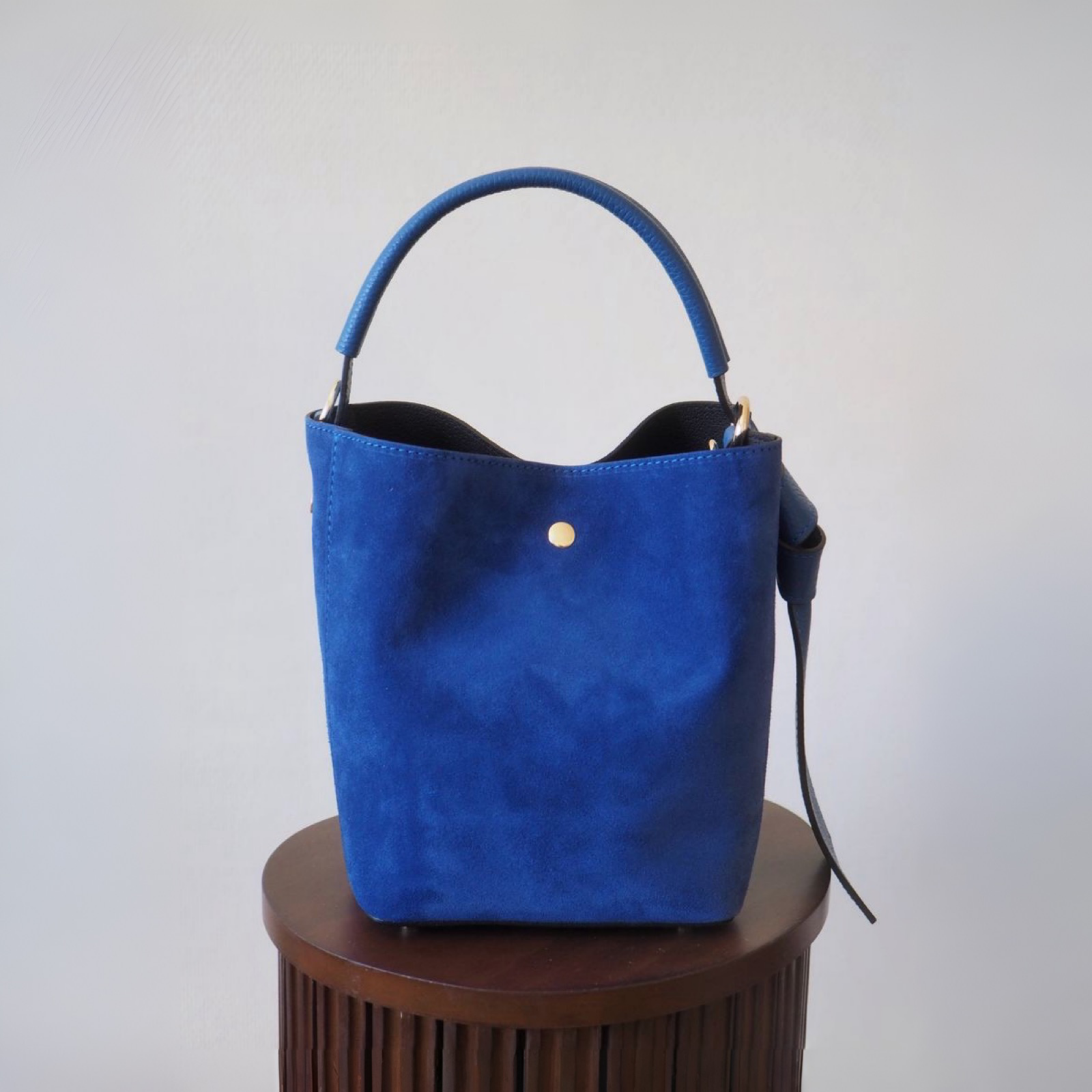 Bucket bag, semsket sterk blå