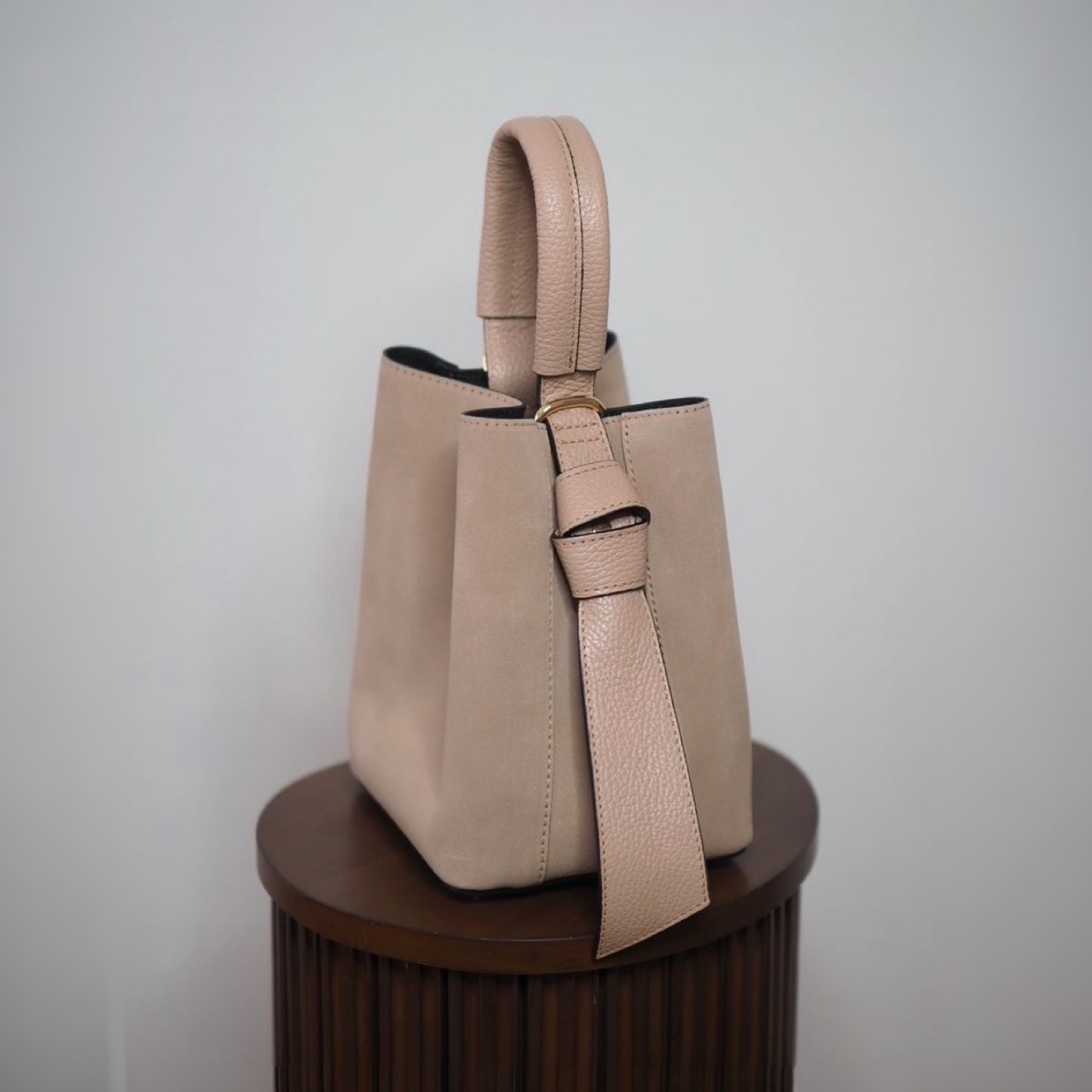 Bucket bag, semsket nude