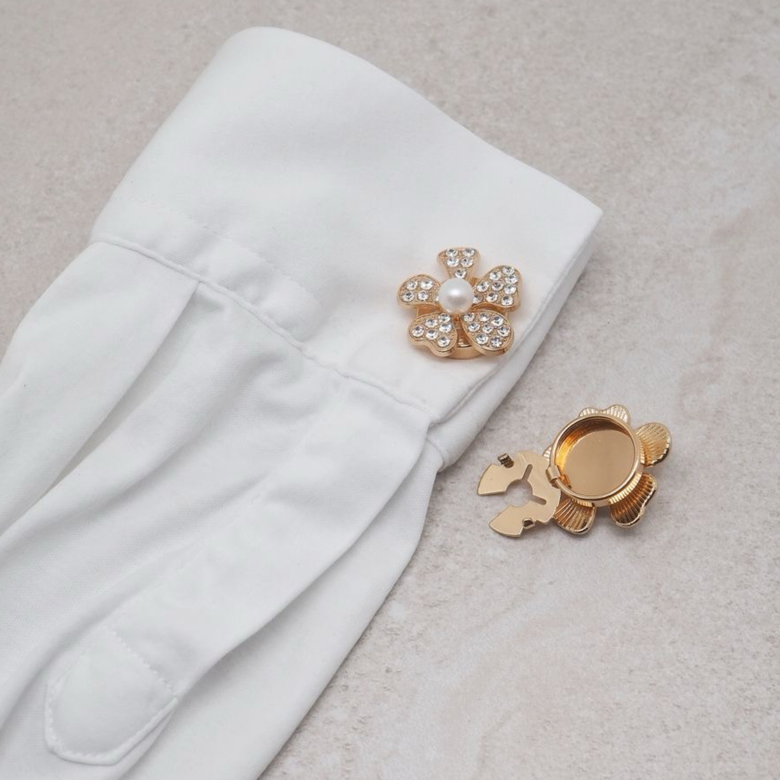 Knappepynt 2 stk, perle og strass - blomst gull